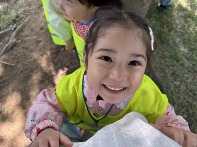 야외에서 카메라 가까이 다가와 활짝 웃는 일린
